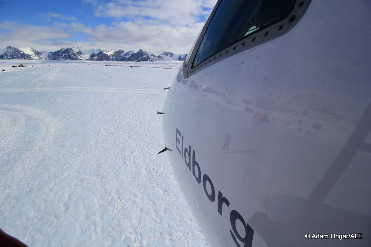 Boeing 757 впервые приземлился на лед в Антарктике Boeing 757 впервые приземлился на лед в Антарктике