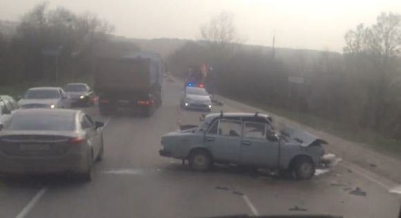 Под Симферополем «Жигули» наехала на экскаватор (фото)