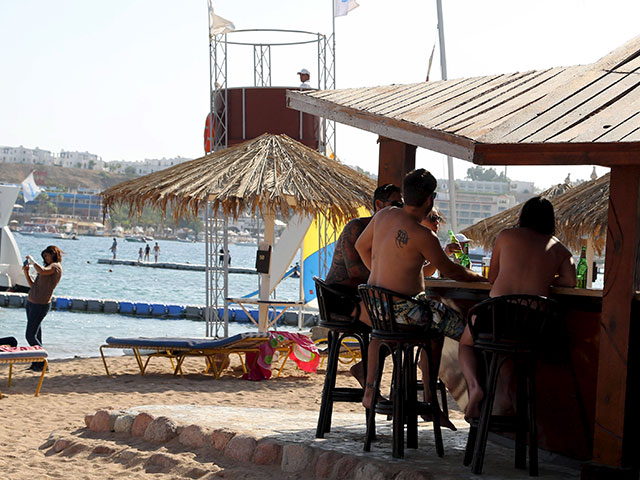 «Отпуск закончится, и полетим»: россияне не спешат покидать Египет