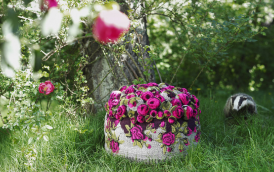 colorful-and-cozy-pompom-chairs-and-rugs-8-554x349 банкетка
