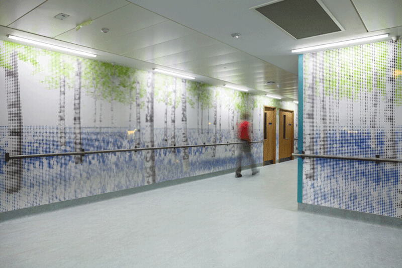 3. Один из лондонских детских госпиталей. Стены заменены на LED-панели, изображающие лес и животных, иногда пробегающих в нём. больницы, дети