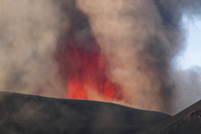 Мощное извержение вулкана Этна в Сицилии