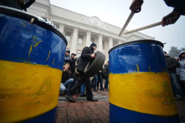 Беги, кролик, беги – митинг за отставку Яценюка прошел у здания Рады в Киеве