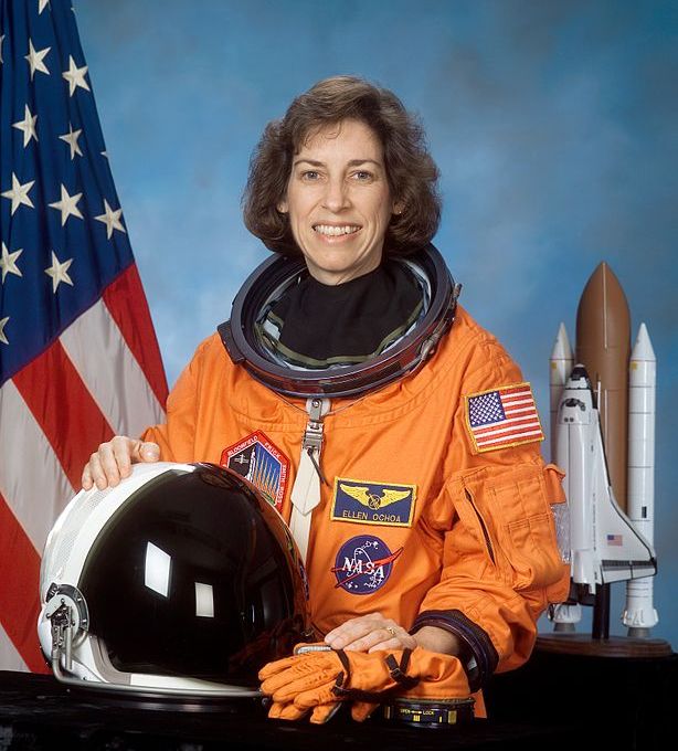 американская женщина-космонавт / астронавт Эллен Очоа. Фото
