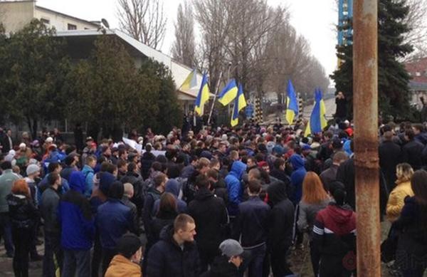 Одесские портовики вышли на акцию против киевской власти Одесские портовики вышли на акцию против киевской власти