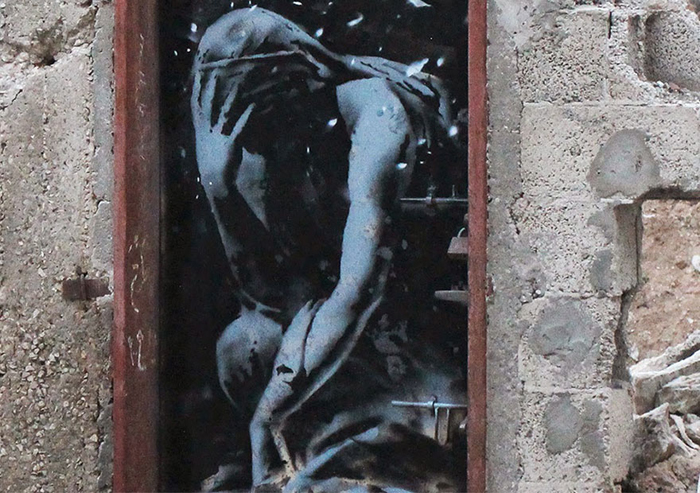 Новые граффити Banksy в "самой большой тюрьме мира" Новые граффити Banksy в "самой большой тюрьме мира"