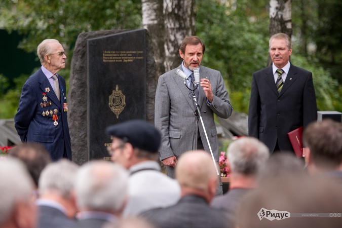 Евгений Савинцев слева, Валерий Попов в центре.