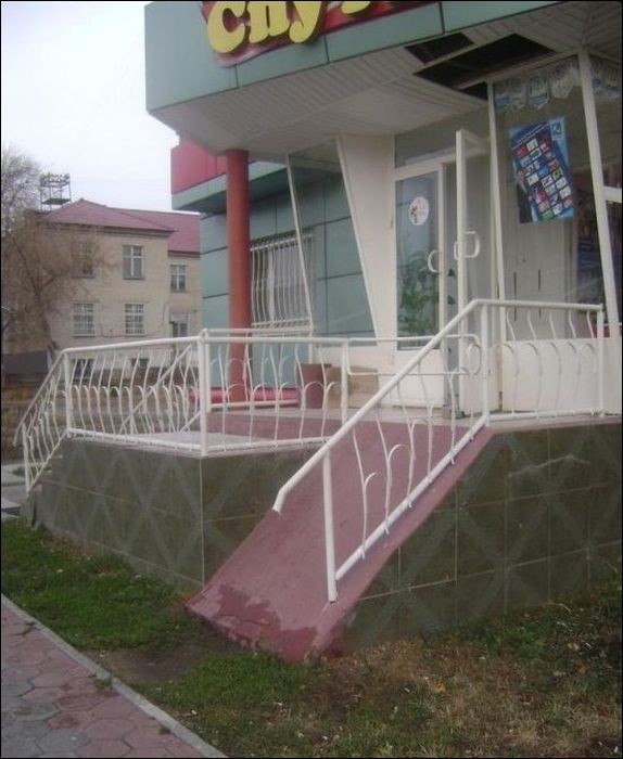 А если пандус все-таки не ведет в тупик, то его угол наклона должен быть не менее 60% Сумасшедшие ляпы строителей, которые просто не укладываются в голове