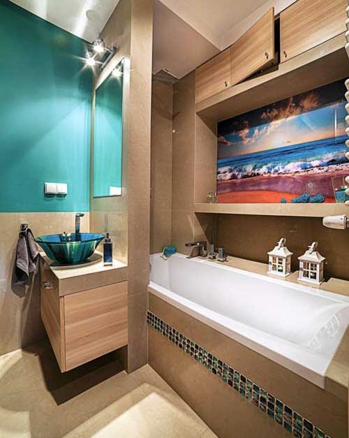 яркий дизайн маленькой ванной комнаты