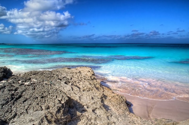 Розовый пляж на острове Харбор, Багамские острова. Фото
