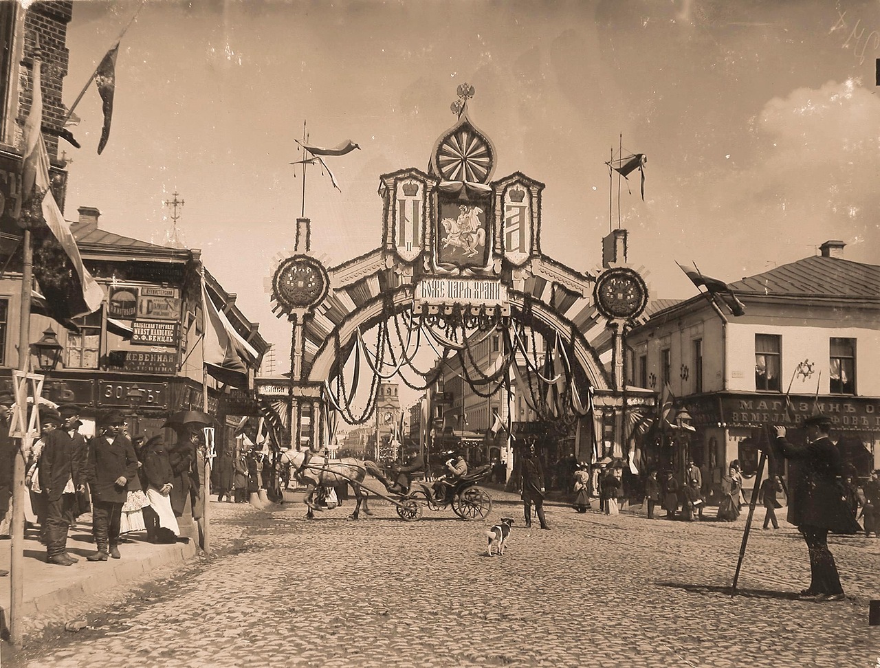 Вид празднично украшенной к торжествам коронации арки, установленной на Рождественском бульваре Вид празднично украшенной к торжествам коронации арки, установленной на Рождественском бульваре