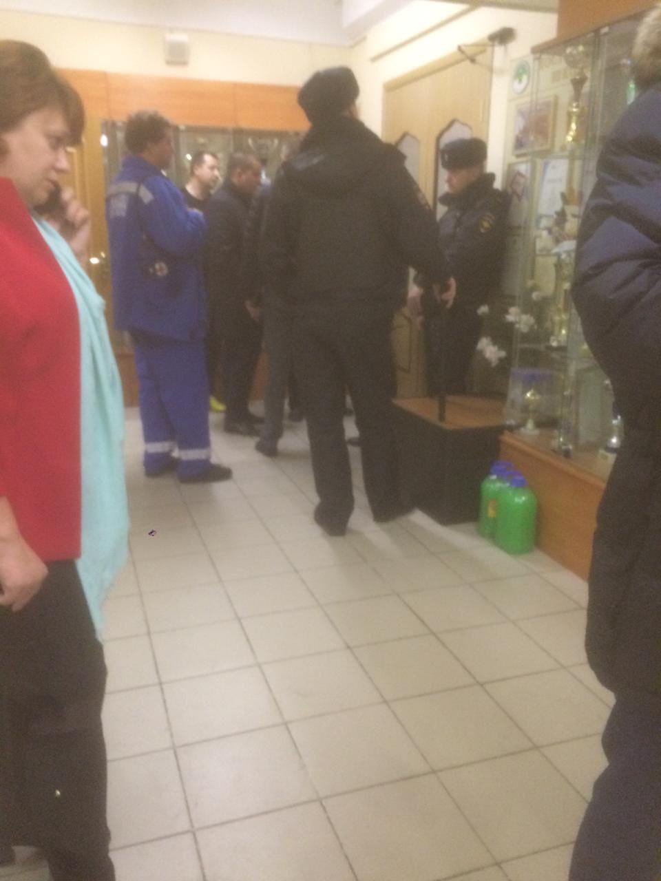 Слишком много возни со школьником с ножом - скрутить и в психушку Слишком много возни со школьником с ножом - скрутить и в психушку