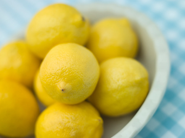 8. Возьмите самую большую миску в доме и наполните её лимонами гости, лайфхаки, хитрости