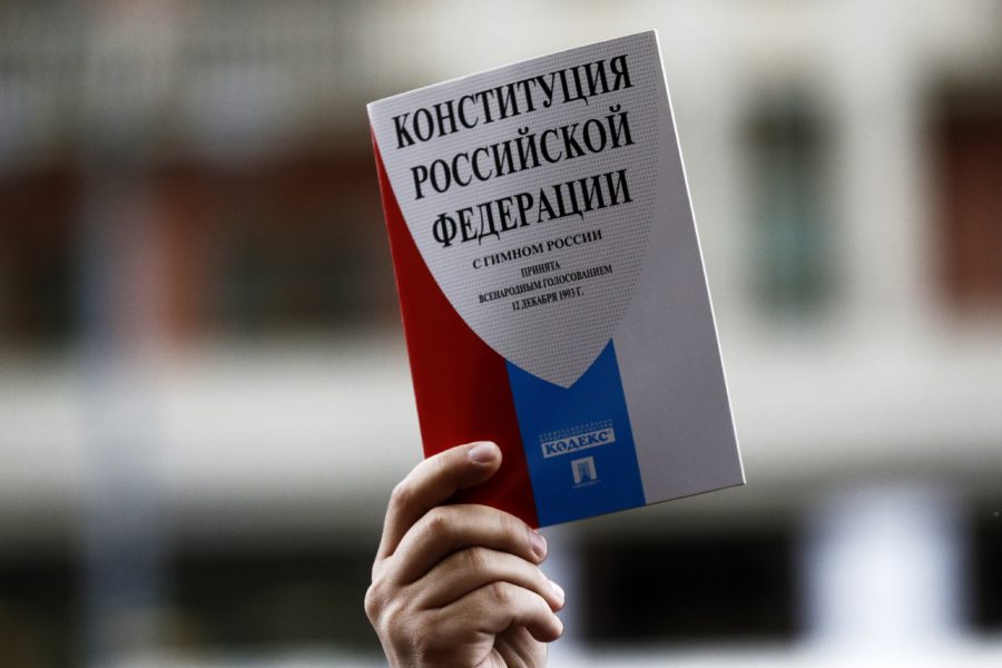 Россиян начали готовить к изменению Конституции Россиян начали готовить к изменению Конституции