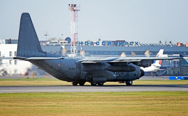 C-130H в новосибирском аэропорту. Фото: Николай Енин, wizarden.livejournal.com