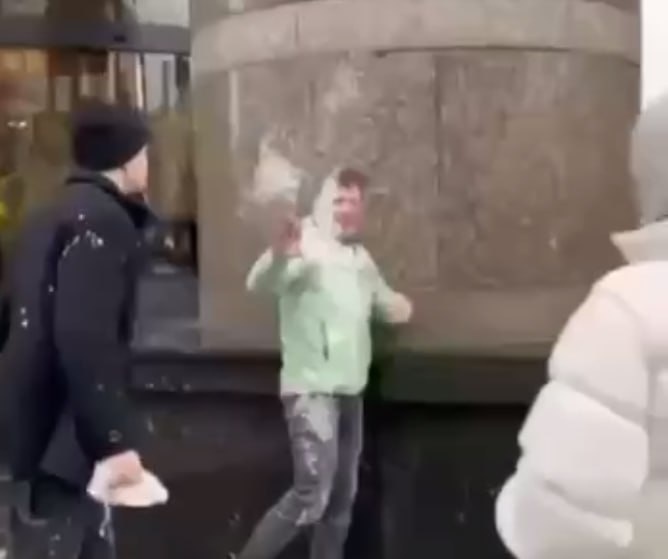 Военкор Кирилл Имашев облил кефиром Якеменко. Скрин видео.