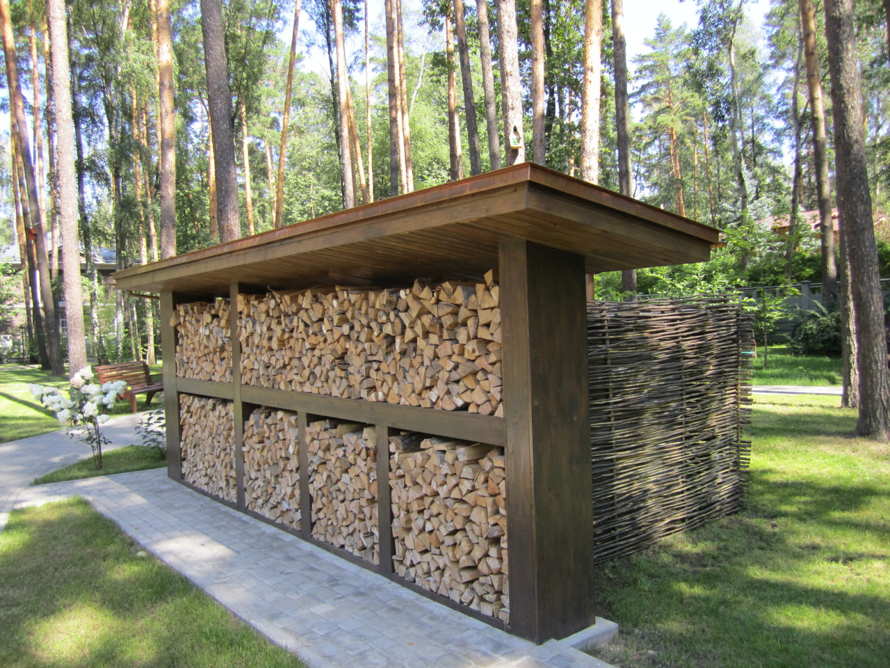 Как построить дровяник на даче