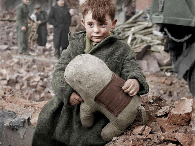 Лондонский мальчик на развалинах своего дома, разрушенного ракетой Фау-2 2 - фото Военный альбом 1939, 1940, 1941-1945