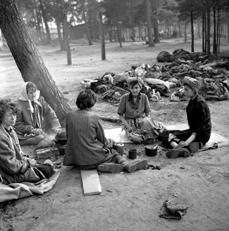 Все ужасы концлагеря Берген-Бельзен в редких архивных фотографиях Все ужасы концлагеря Берген-Бельзен в редких архивных фотографиях