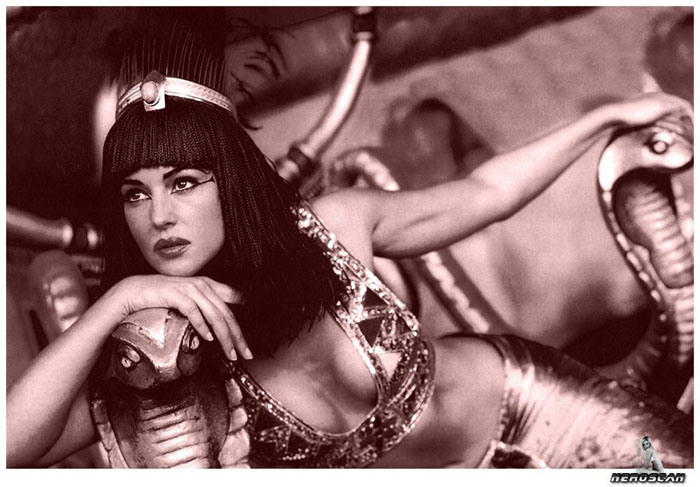 Моника Белуччи (Monica Bellucci) в фотосессии для фильма «Астерикс и Обеликс: Миссия «Клеопатра» (Asterix & Obelix Meet Cleopatra) (2002), фотография 12