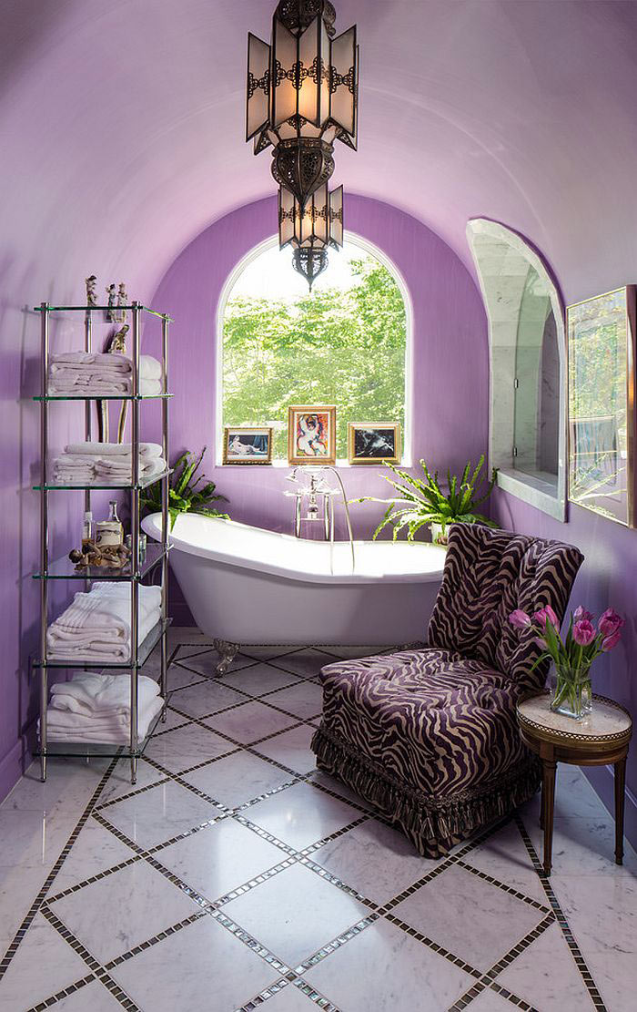 необычный интерьер ванной с фиолетовыми стенами