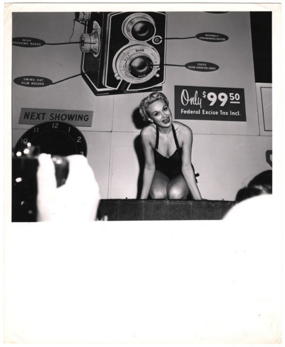 Фотомодель, 1943 год. Автор: Arthur Fellig (Weegee). Фотомодель, 1943 год. Автор: Arthur Fellig (Weegee).