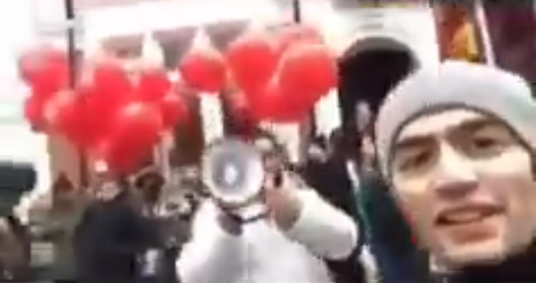 Кавказец напал на толпу митингующих против Путина в Лондоне (видео) Кавказец напал на толпу митингующих против Путина в Лондоне (видео)