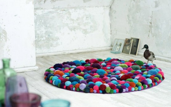 colorful-and-cozy-pompom-chairs-and-rugs-6-554x349 коврик