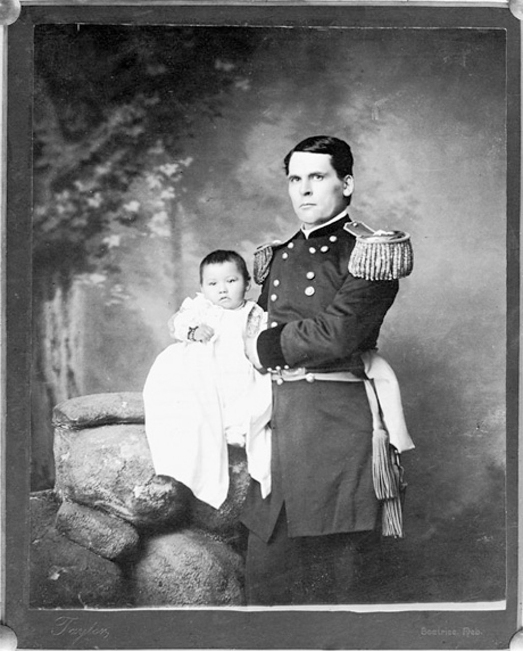 1890. Генерал Л. У. Колби с девочкой Зинткала Нуни (Потерянная Птичка), найденной на поле боя 1890. Генерал Л. У. Колби с девочкой Зинткала Нуни (Потерянная Птичка), найденной на поле боя