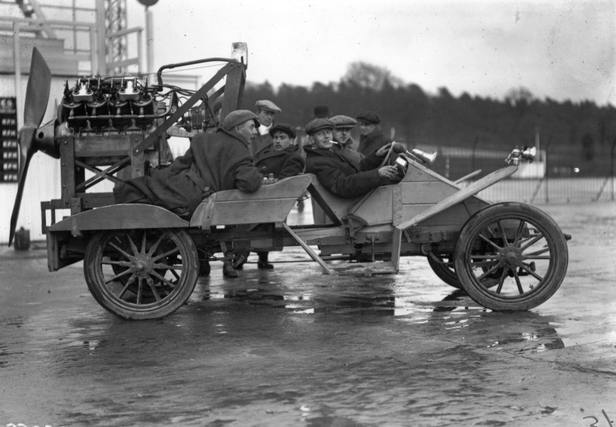 Автомобиль на гоночной трассе (1911). Транспортные средства, автодизайн, история, ретро фото