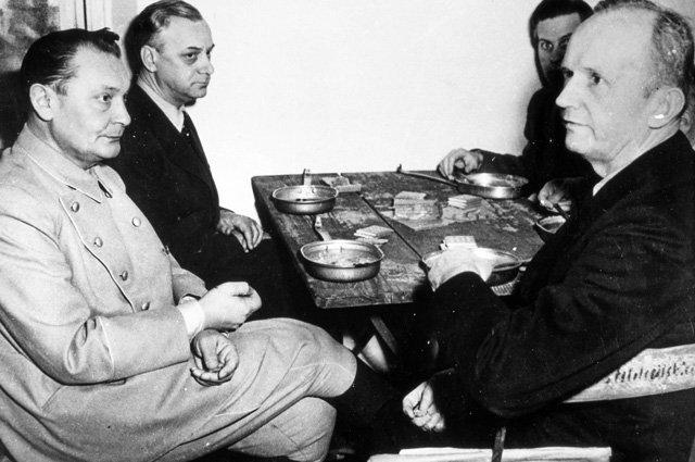 Герман Геринг и Альфред Розенберг (слева) во время обеденного перерыва на Нюрнбергском процессе.