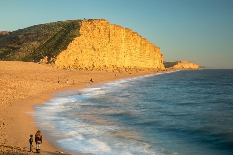 9. Возвышающиеся скалы, золотые пески и чистейшая вода этой бухты каждый год привлекают сотни туристов 9. Возвышающиеся скалы, золотые пески и чистейшая вода этой бухты каждый год привлекают сотни туристов в мире, красивые места, мир, неожиданно, пляж, путешествия, туризм, фото