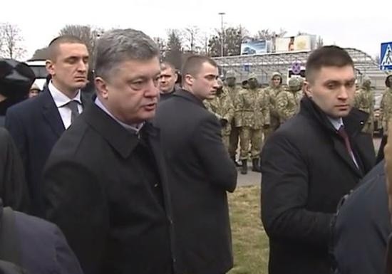 Порошенко накричал на уволенных работников Борисполя Порошенко накричал на уволенных работников Борисполя