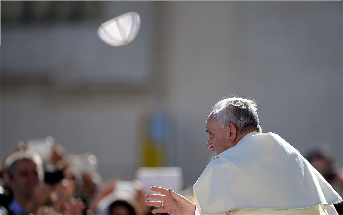 Папа Римский и ветер (14 фото) Папа Римский и ветер (14 фото)