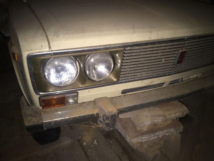 Экспортный автомобиль Lada ВАЗ-2106 нашли в гараже, заваренном 25 лет назад Экспортный автомобиль Lada ВАЗ-2106 нашли в гараже, заваренном 25 лет назад