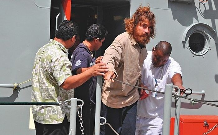 Удивительная история выживания в открытом океане (5 фото)