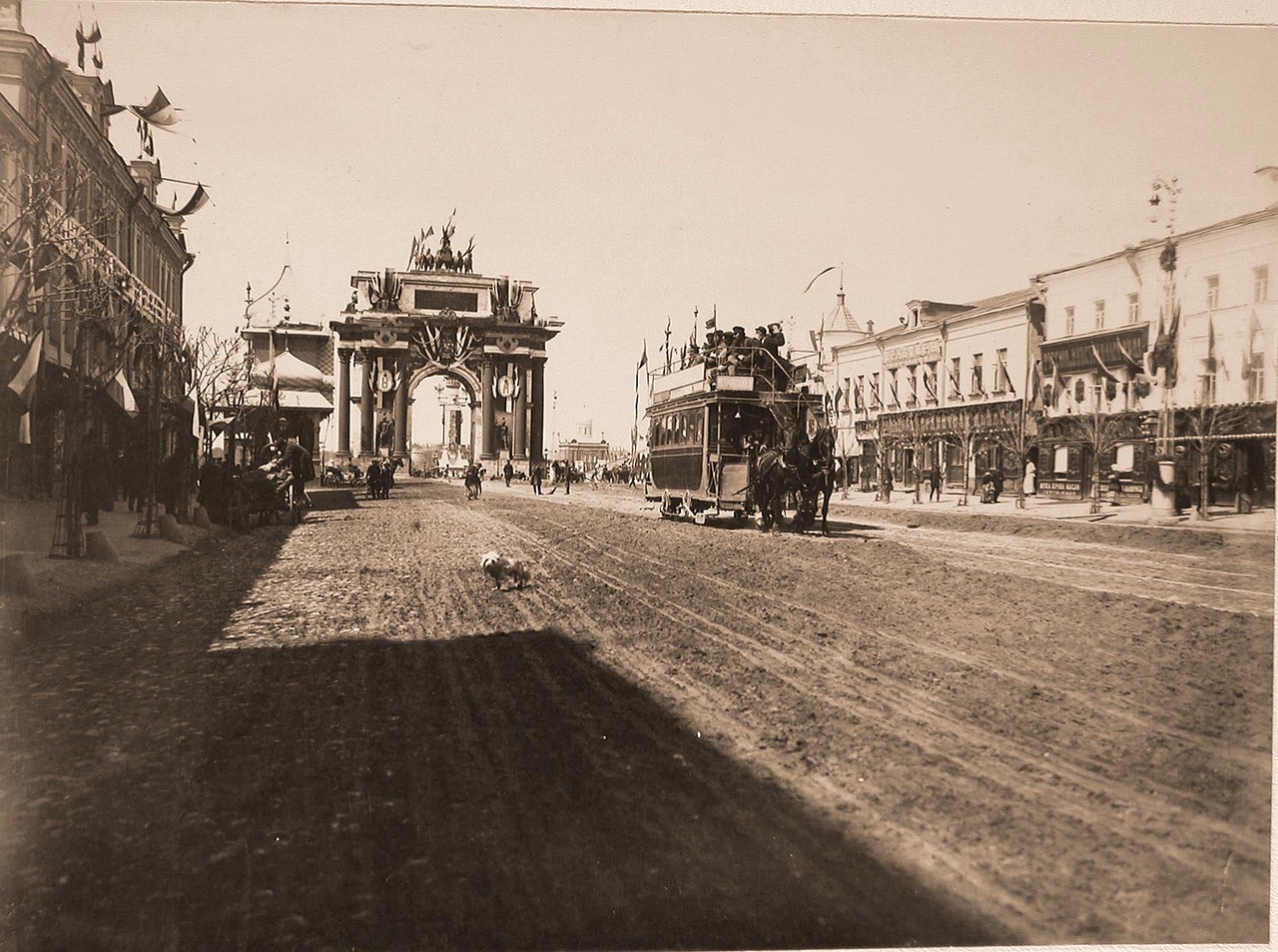 Вид части Тверской-Ямской улицы и площади Тверской заставы с празднично украшенными к торжествам коронации Триумфальными воротами (в центре); слева - павильон, выстроенный для встречи императора Вид части Тверской-Ямской улицы и площади Тверской заставы с празднично украшенными к торжествам коронации Триумфальными воротами (в центре); слева - павильон, выстроенный для встречи императора