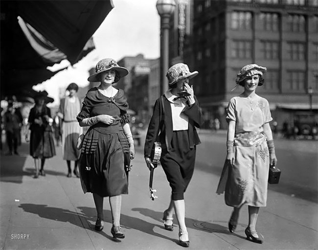Женская мода 1920-х: винтажные фотографии, раскрывающие неповторимый уличный стиль прошлого Женская мода 1920-х: винтажные фотографии, раскрывающие неповторимый уличный стиль прошлого