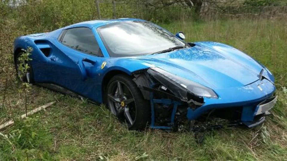 В Великобритании нашли брошенную в поле Ferrari