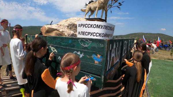 На площадке байк-шоу севастопольцы присоединились к акции «Голубь мира»
