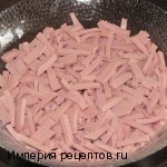 salat_raduga2 Слоеный салат с колбасой «Радуга»
