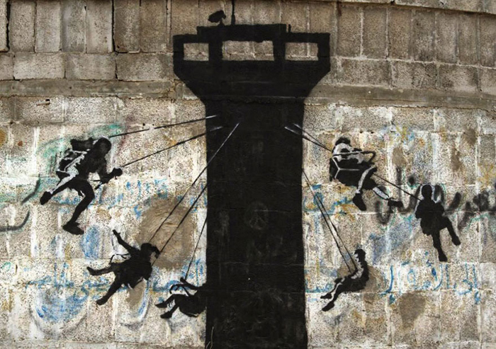 Новые граффити Banksy в "самой большой тюрьме мира" Новые граффити Banksy в "самой большой тюрьме мира"