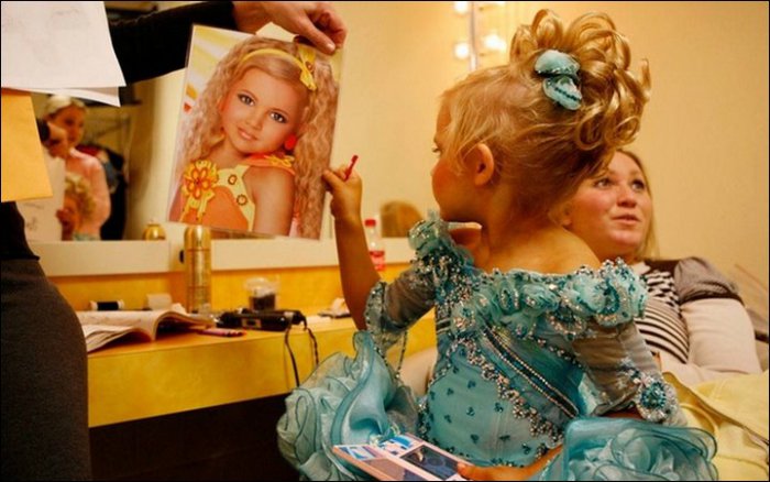 Детские конкурсы красоты: что приходится выдерживать девочкам ради красивых снимков для их мам