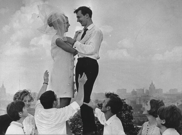«В облаках». Нина Свиридова, Дмитрий Воздвиженский, 1969 год, г. Москва, Ленинские горы, из архива МАММ/МДФ.