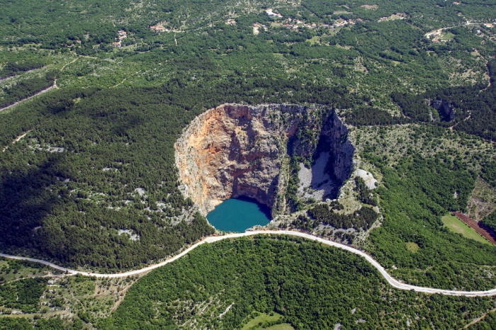 Самые впечатляющие карстовые воронки в мире