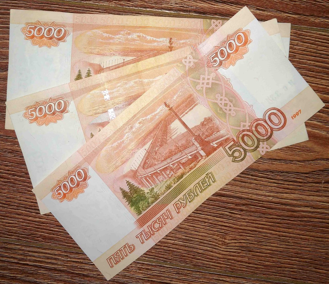 фото 5000 рублей на столе