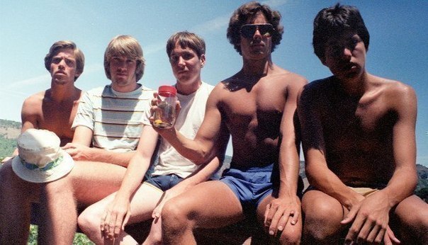 Пятеро друзей делали одну и ту же фотографию каждые пять лет. С 1982 по 2012 год. Пятеро друзей делали одну и ту же фотографию каждые пять лет. С 1982 по 2012 год.