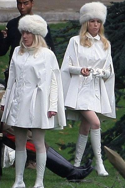 Дженьюари Джонс (January Jones) вместе со своей дублершей на съемочной площадке фильма «Люди Икс: Первый класс» (2011). Дженьюари Джонс (January Jones) вместе со своей дублершей на съемочной площадке фильма «Люди Икс: Первый класс» (2011).