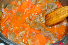 тушить мясо в томатном соку