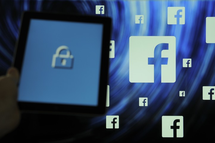 Facebook будет отслеживать разговоры сотрудников о политике и религии